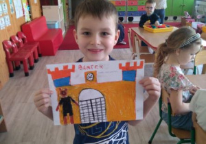 Chłopiec z rysunkiem zamku Misia Uszatka